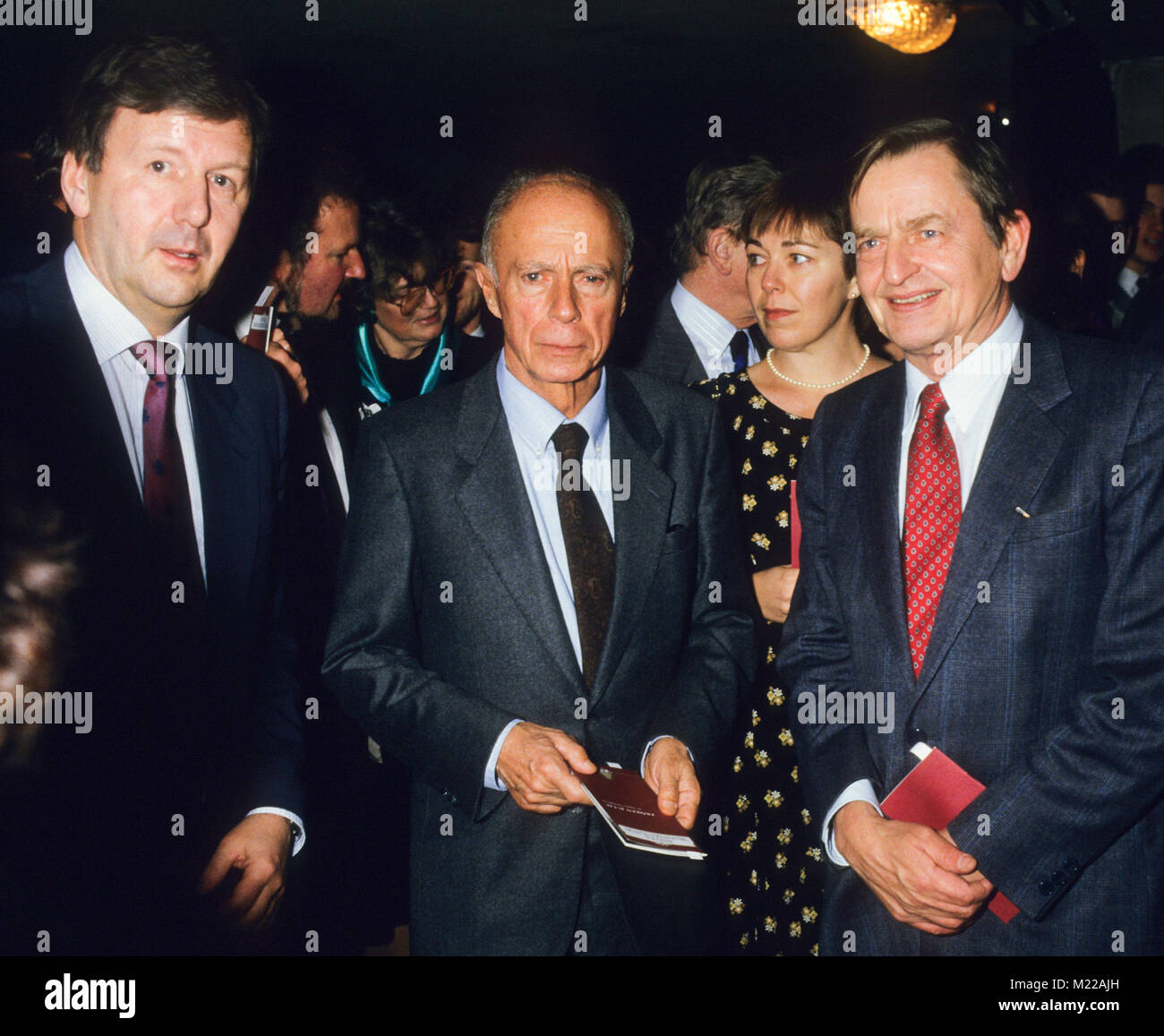 CLAUDE SIMON autore francese e premio Nobel per la Pace 1985 in conversazione con Swedens ex primo ministro Olof Palme e il Direttore della Royal drammatica Th Foto Stock