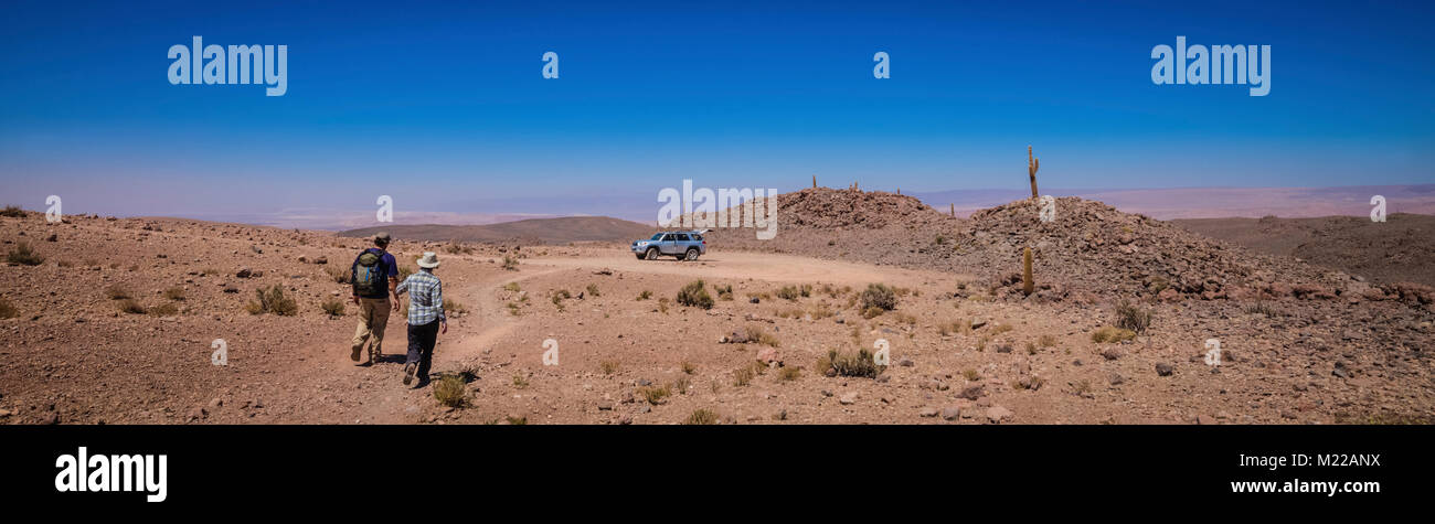 Turista femminile con guida nel deserto di Atacama, Cile. Foto Stock