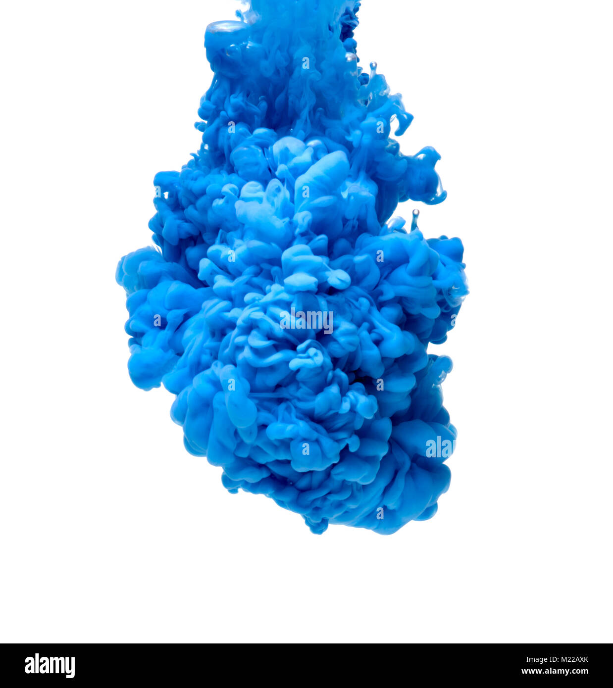Colore blu vernice versando in acqua Foto Stock