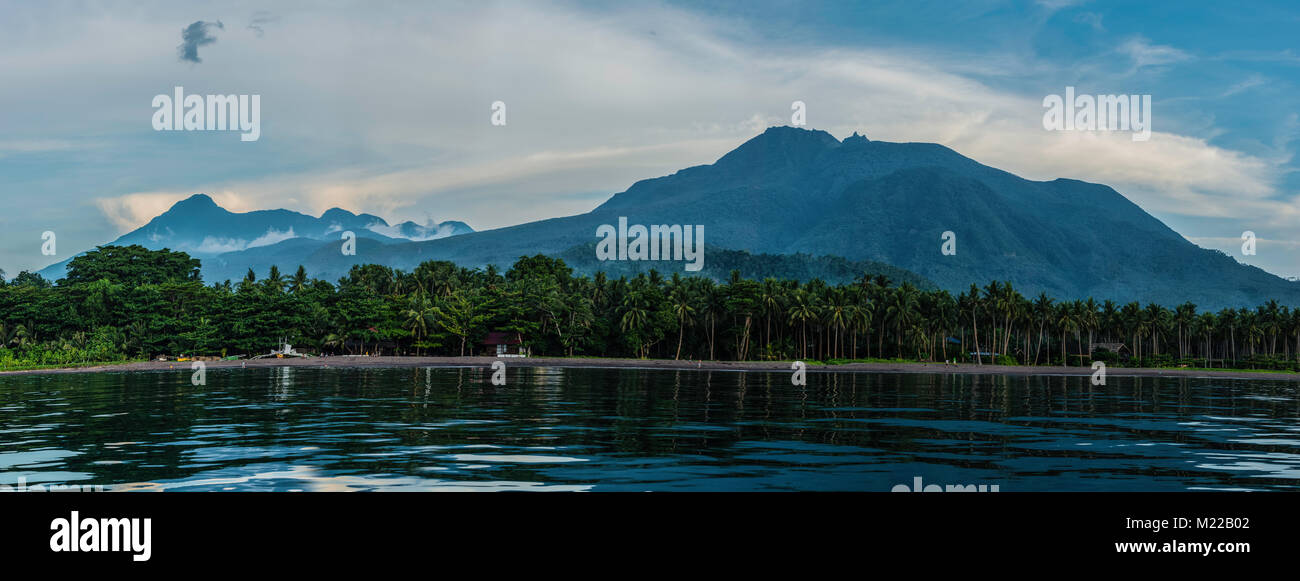 Panorama di Camiguin Island con il vulcano torreggiante Hibok-Hibok fino dietro la foresta Foto Stock