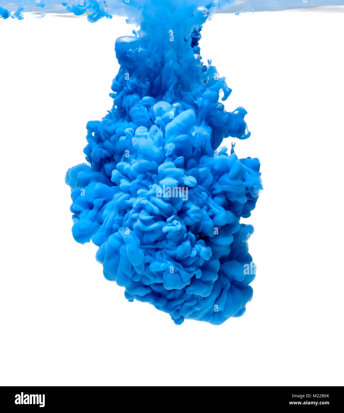 Colore blu vernice versando in acqua Foto Stock