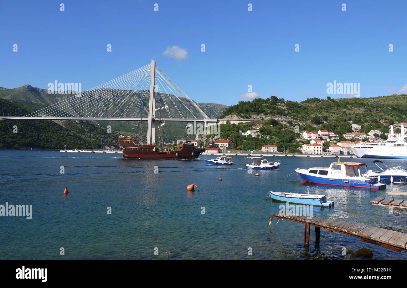 Il Franjo Tudjman bridge e la laguna blu con barche e navi nel porto di Dubrovnik, Dalmazia, Croazia, Europa Foto Stock