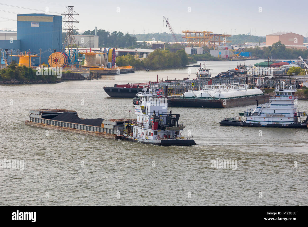 Houston, Texas - Il rimorchiatore Joe B. Ward spinge una chiatta caricata con carbone in Houston Ship Channel. Foto Stock