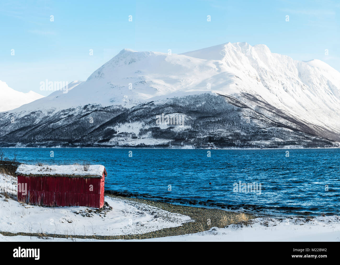Vecchio Casolare sulla spiaggia di una baia vicino a Tromsø, Norvegia Foto Stock