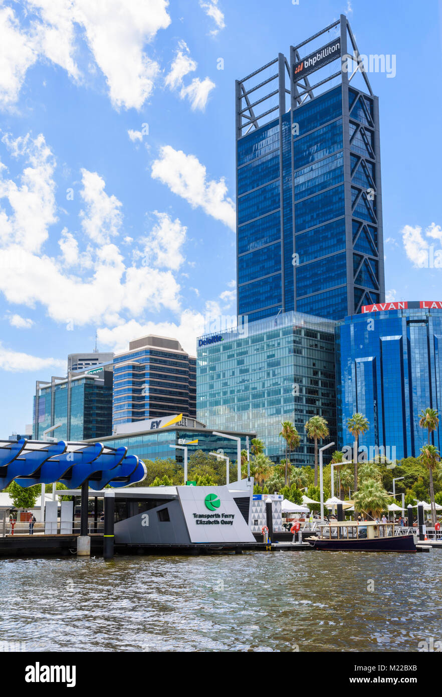 Transperth Elizabeth Quay e grattacieli del CBD di Perth, Perth, Australia occidentale, Australia Foto Stock