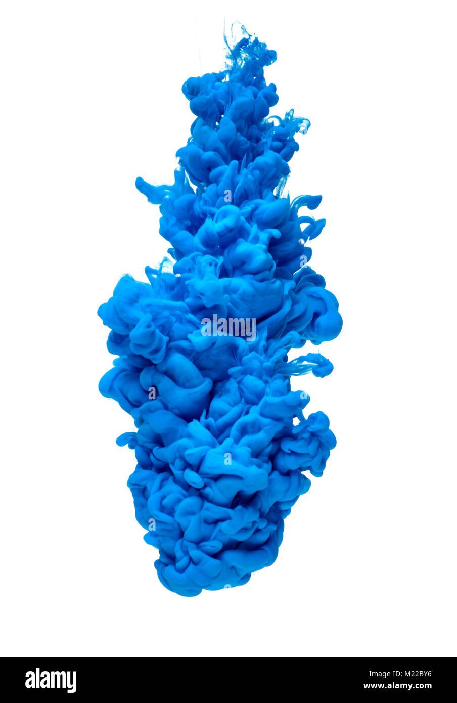 Colore blu vernice versando in acqua Foto Stock