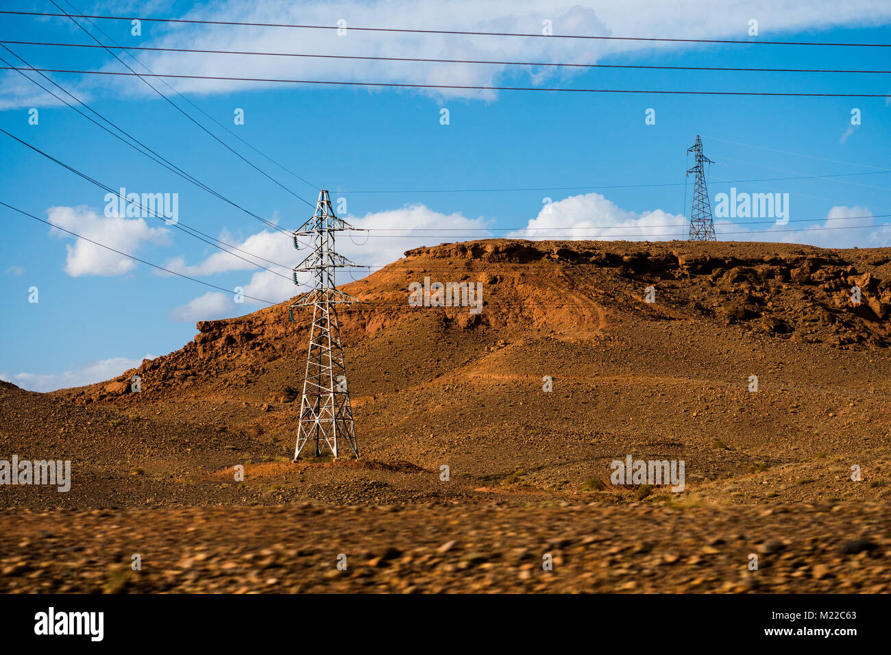 Alta tensione le torri di trasmissione di energia elettrica nel deserto del Sahara in Marocco, Africa Foto Stock