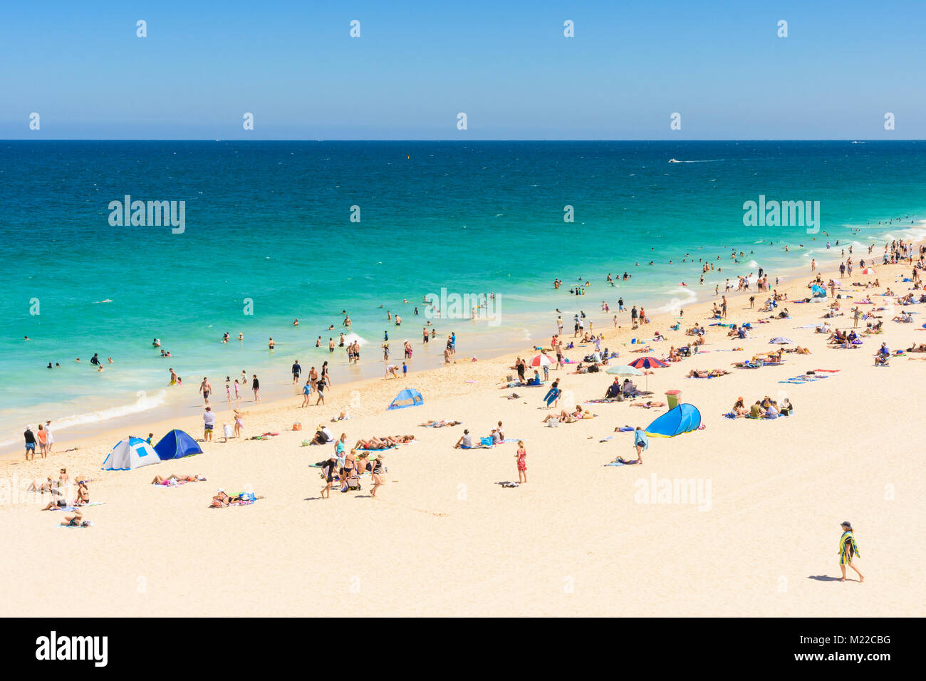 Il popolare di soffice sabbia spiaggia della città, City Beach, Perth, Western Australia Foto Stock