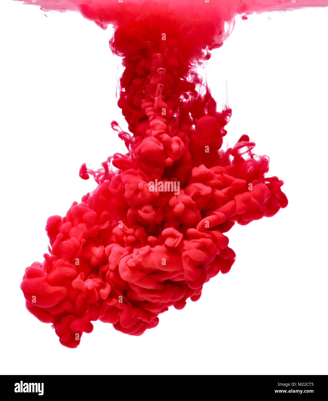 Colore rosso vernice versando in acqua Foto Stock
