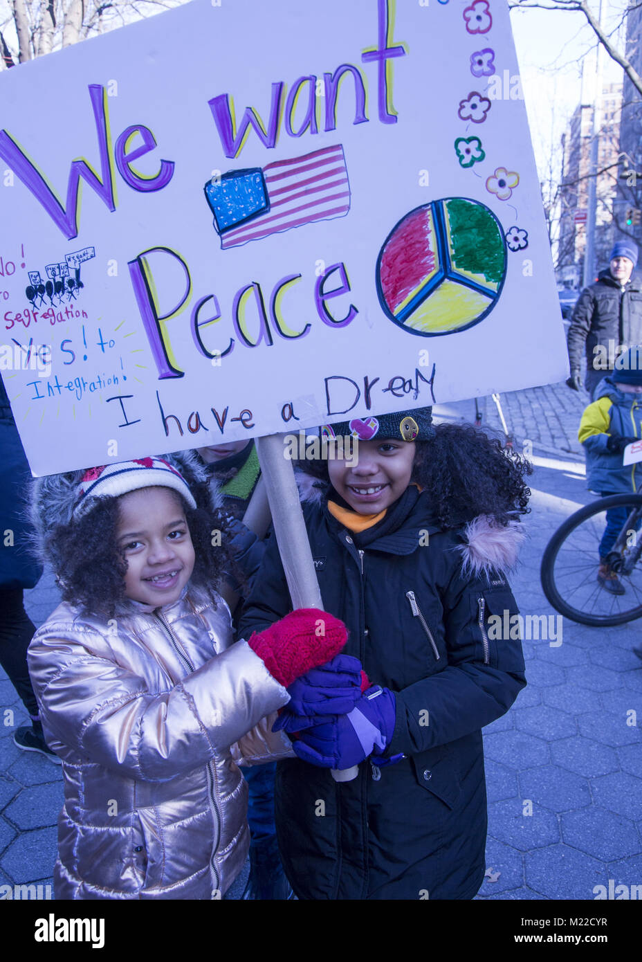 Ogni anno il Martin Luther King giorno gli studenti dal paese di Manhattan School, genitori e altri nella città di New York hanno una sfilata dove 8 livellatrici fare discorsi hanno scritto lungo il percorso. Foto Stock