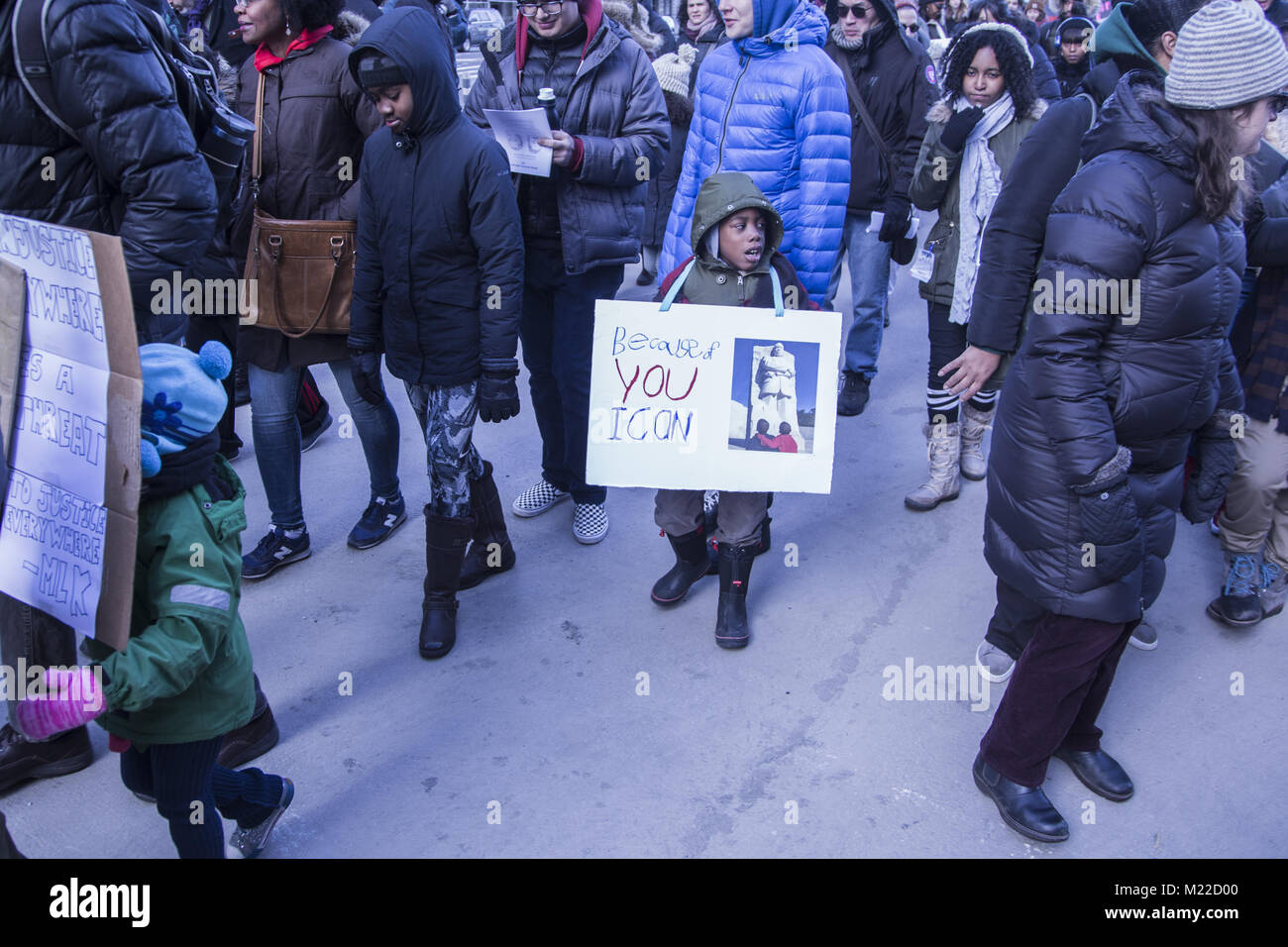 Ogni anno il Martin Luther King giorno gli studenti dal paese di Manhattan School, genitori e altri nella città di New York hanno una sfilata dove 8 livellatrici fare discorsi hanno scritto lungo il percorso. Foto Stock