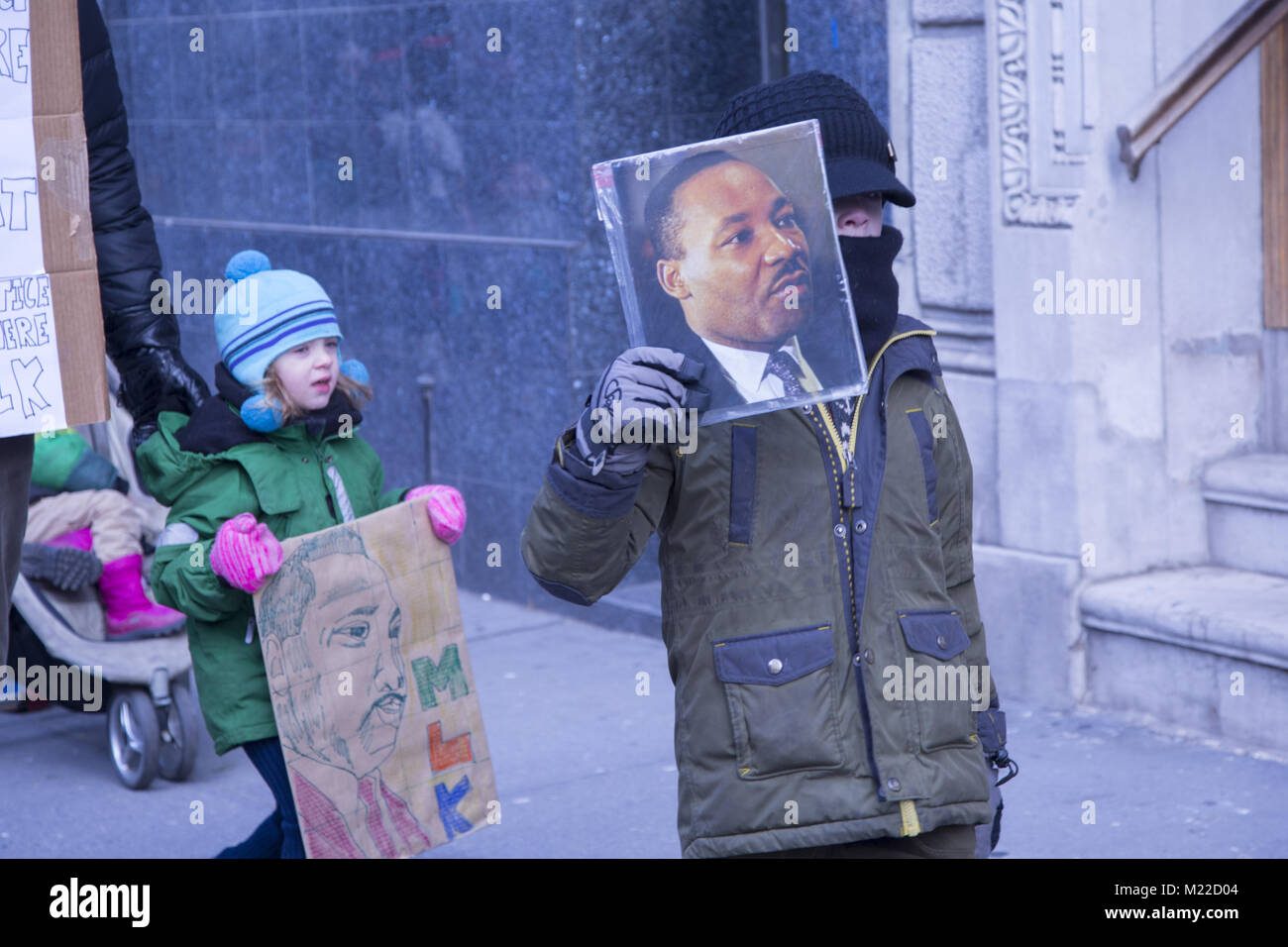 Ogni anno il Martin Luther King giorno gli studenti dal paese di Manhattan School, genitori e altri nella città di New York hanno una sfilata dove 8 livellatrici fare discorsi hanno scritto lungo il percorso. Foto Stock