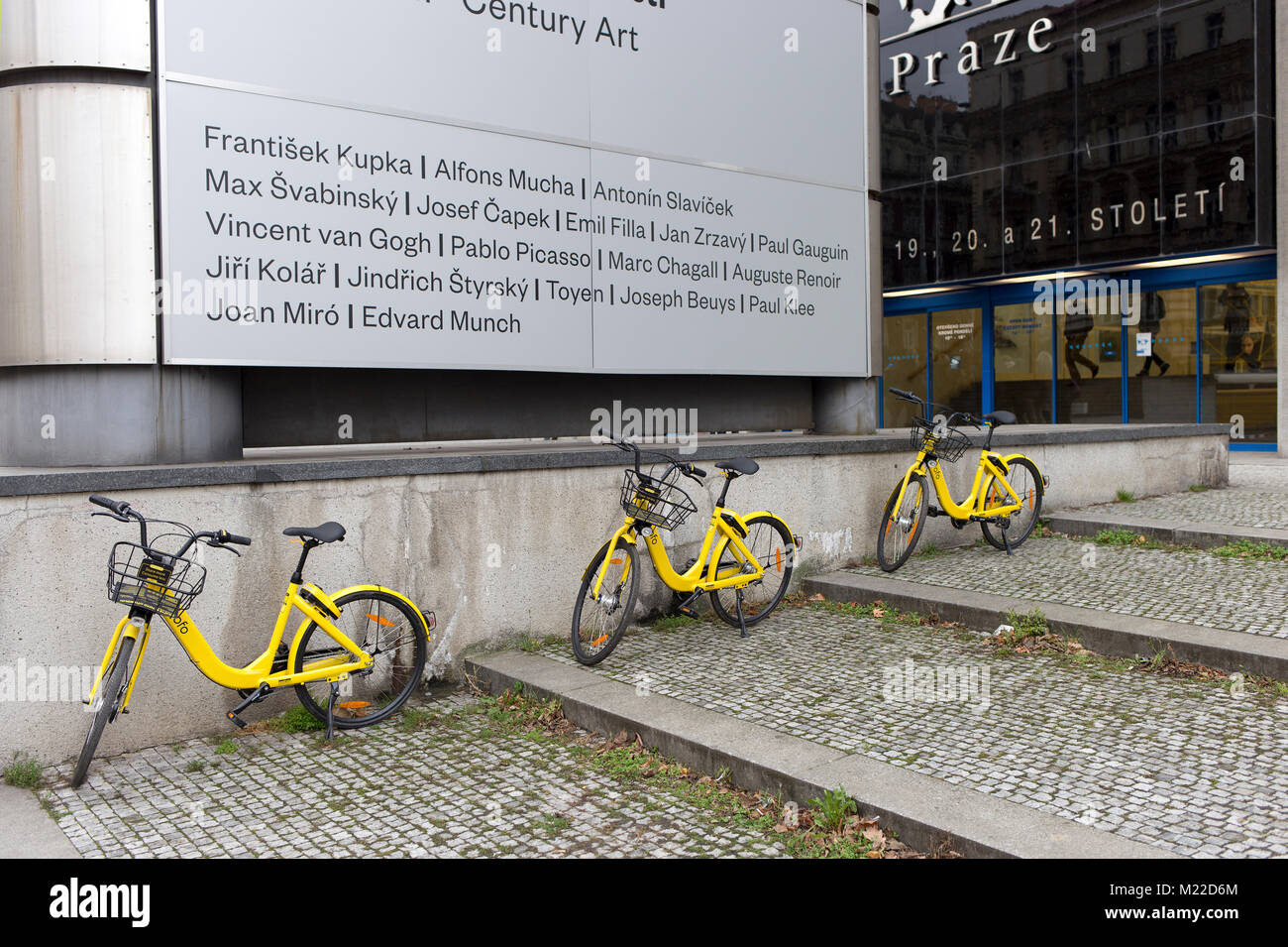 Ofo Inc. noleggiare biciclette stand di fronte al trade fair palace / Galleria Nazionale di Praga. Foto Stock