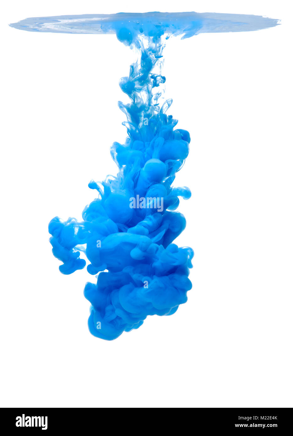 Colore blu vernice versando in acqua Foto Stock
