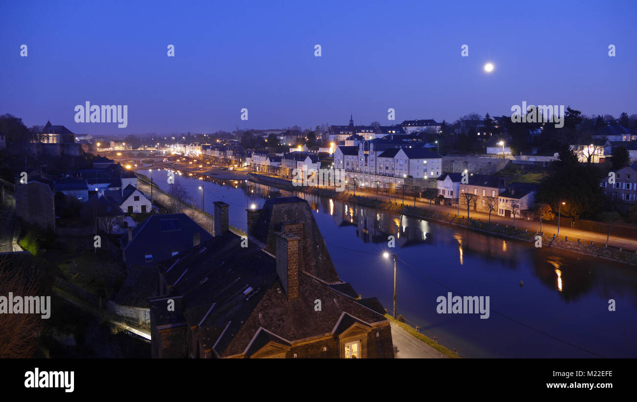 Mayenne città al blue ora, fiume La Mayenn (dipartimento Mayenne, Pays de la Loire, Francia). Foto Stock