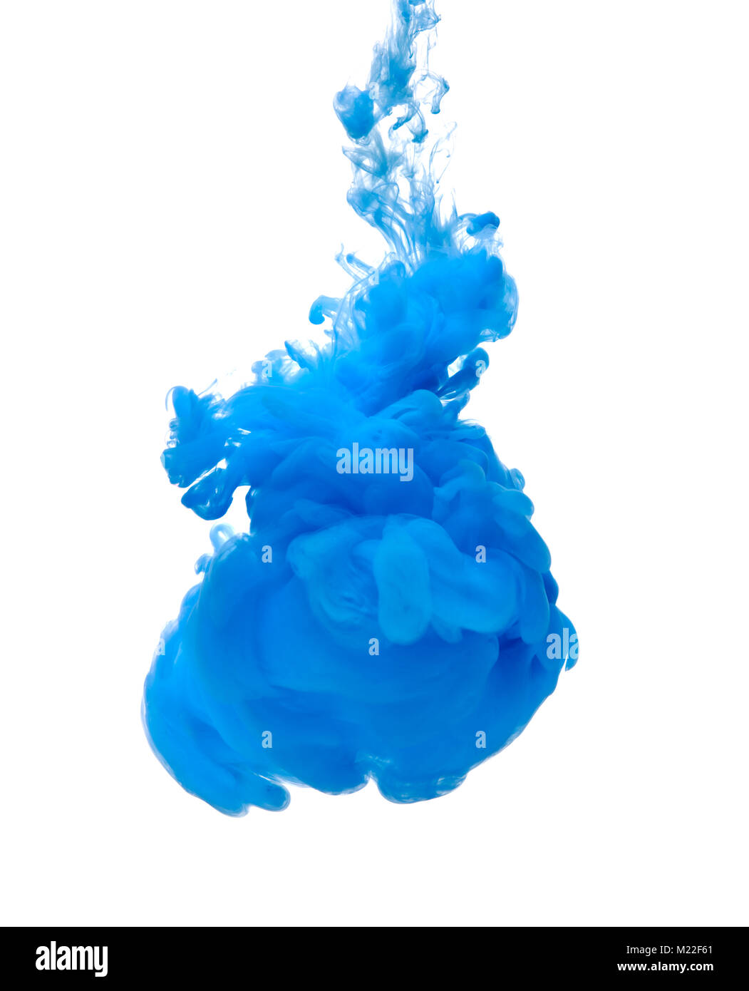 Colore blu vernice versando in acqua Foto Stock