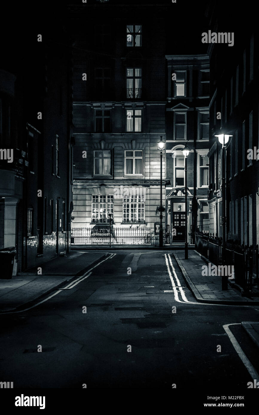 Empty street con elegante edificio presso il fine nella City of Westminster, Londra, Regno Unito Foto Stock