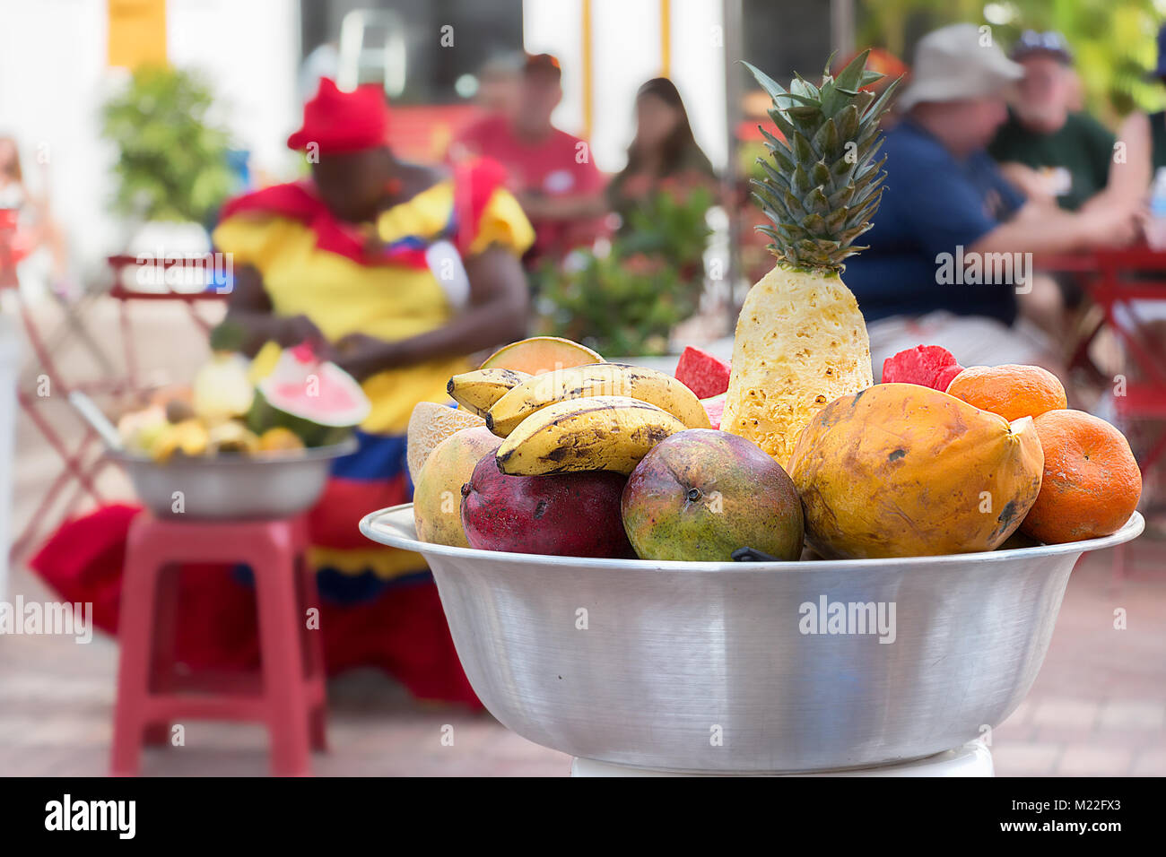 Una bacinella metallica con tropicali Frutta fresca utilizzando dal Palenqueras a vendere in strada, Cartagena, Colombia. Foto Stock