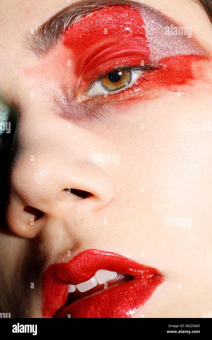 Giovane donna, adolescente 17 (anni), il make up, offuscata, dolore, ritratto, primo piano, dettaglio Foto Stock