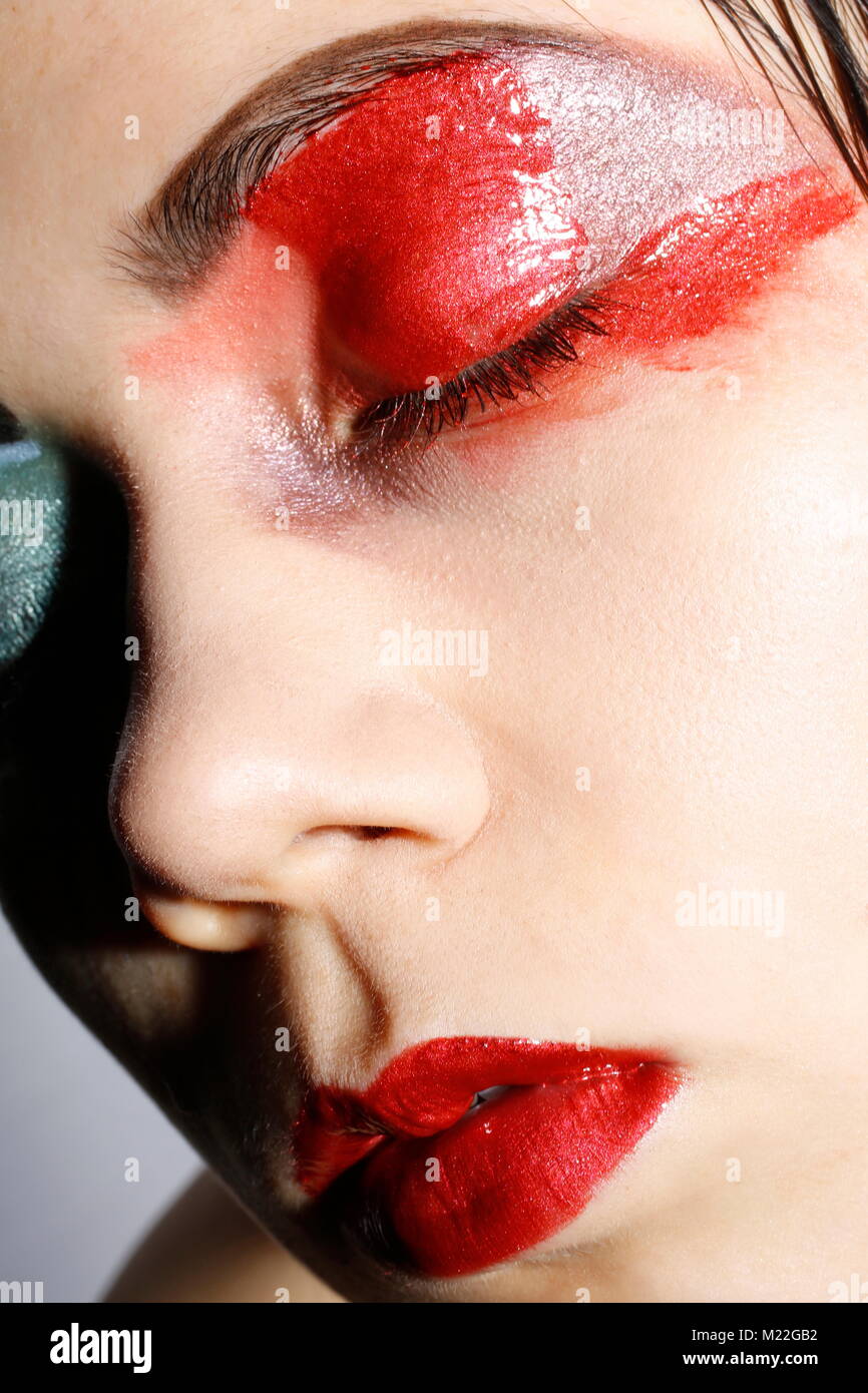 Giovane donna, adolescente 17 (anni), il make up, offuscata, dolore, ritratto, primo piano, dettaglio Foto Stock