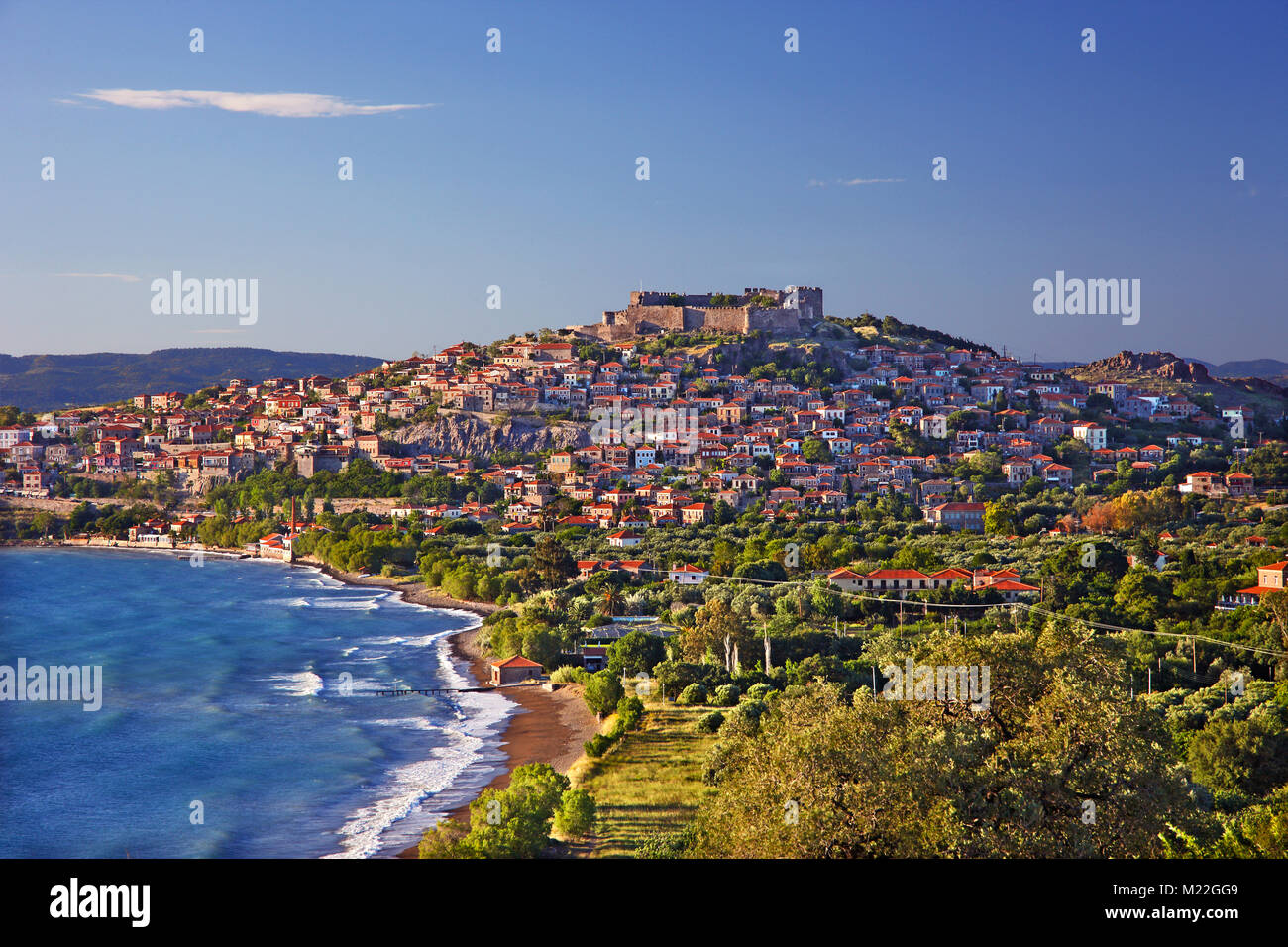 Vista panoramica di molivos o Mithimna, un pittoresco villaggio tradizionale in Lesvos Island, Grecia. Foto Stock
