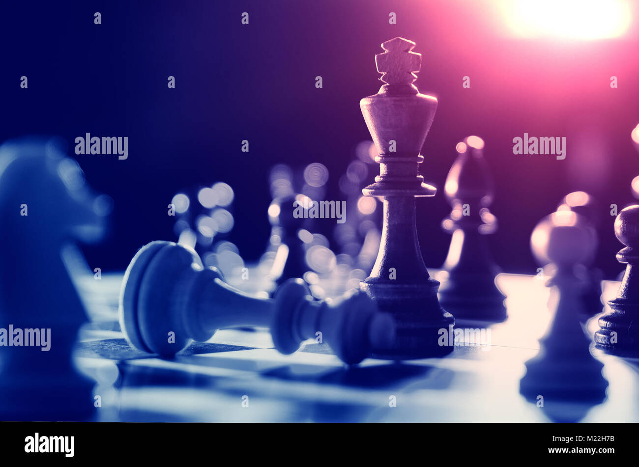 Esercizio di scacchi la strategia aziendale concetto. Re sulla scacchiera Foto Stock