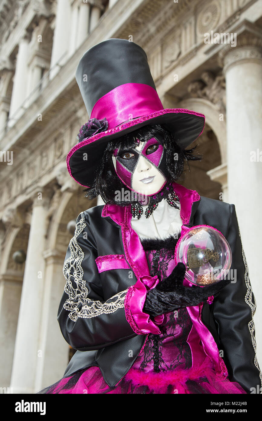 Il Carnevale di Venezia - Femmina maschera veneziana con Magic Ball Foto Stock
