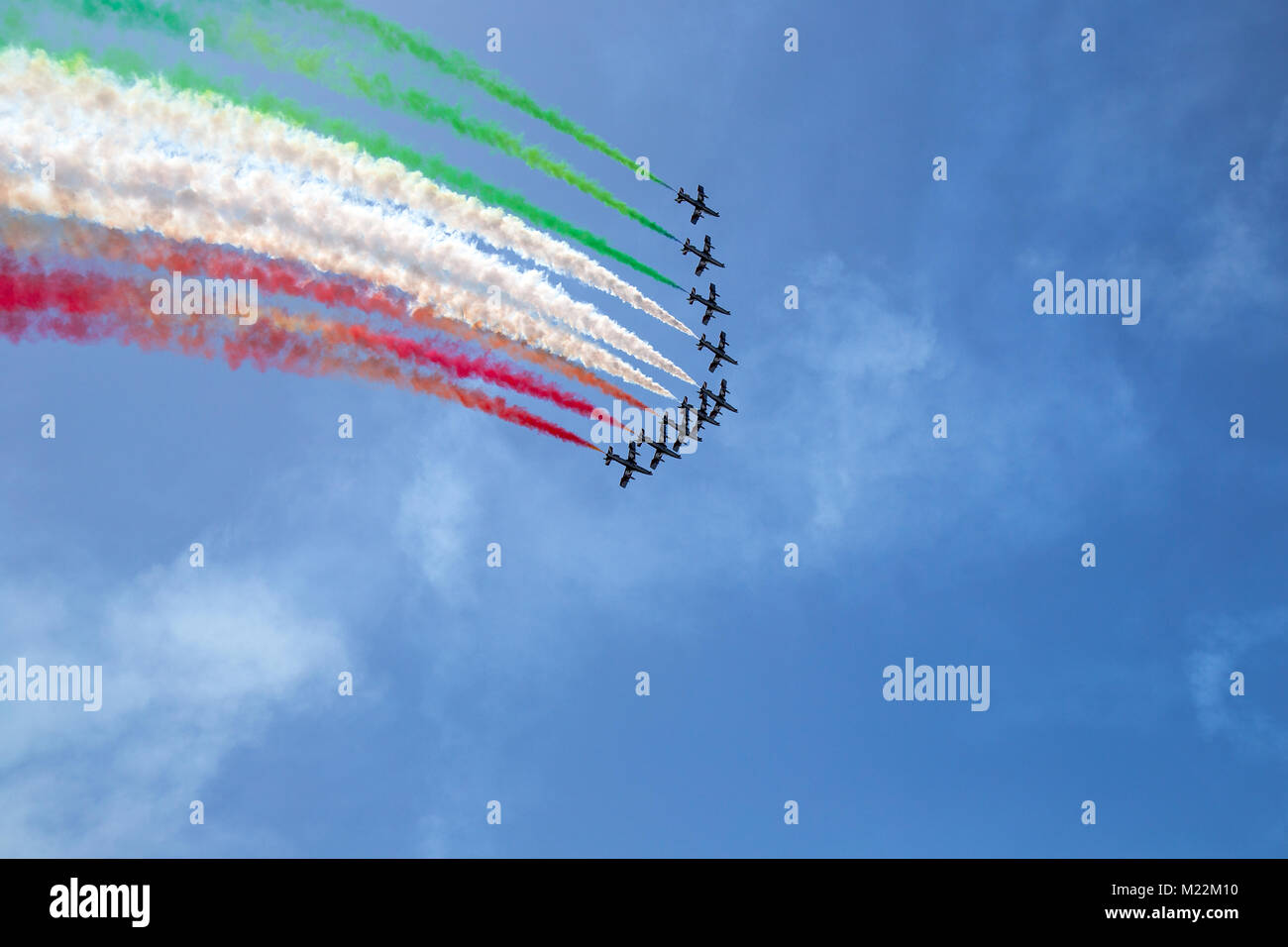 Frecce Tricolori (Frecce Tricolore) - Italiano velivolo acrobatico team, prestazioni Airshow con il sentiero della bandiera italiana di colori. Foto Stock