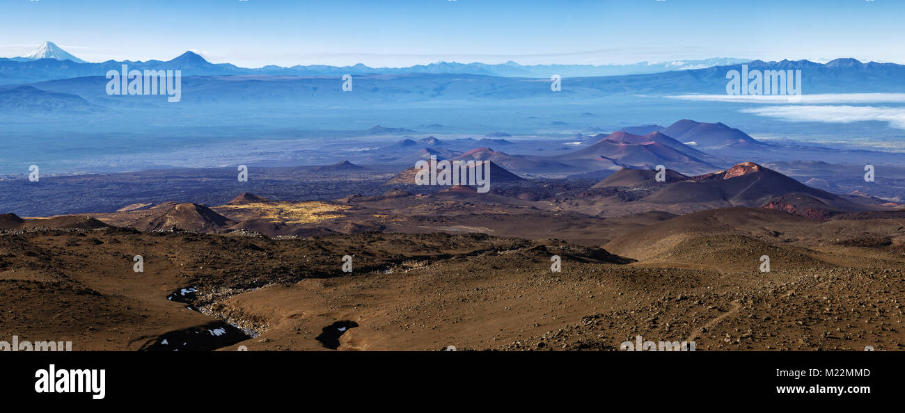 Splendido panorama vulcano paesaggio della penisola di Kamchatka - coni vulcanici, piana lavica, impietrito deserto vulcanico della fessura di eruzioni del vulcano Foto Stock
