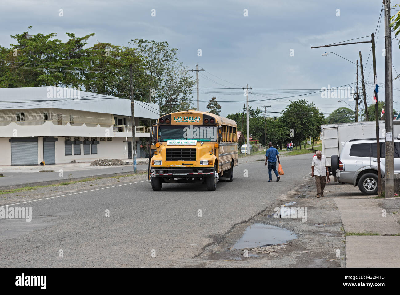 Il giallo della città in bus Guabito (Panama) al confine con il Costa Rica Foto Stock