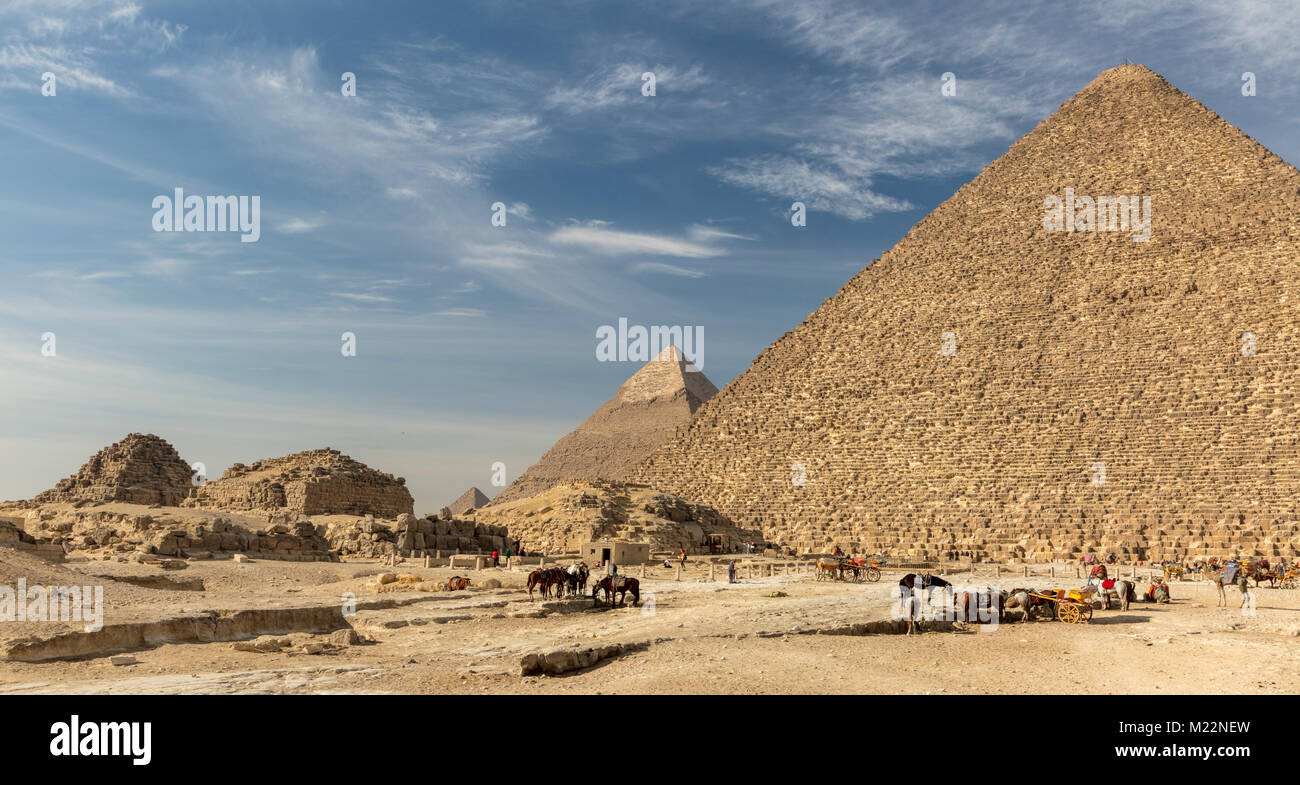 Altopiano di Giza con la Grande Piramide di Khufu (Cheope) e piramide di Khufu Foto Stock