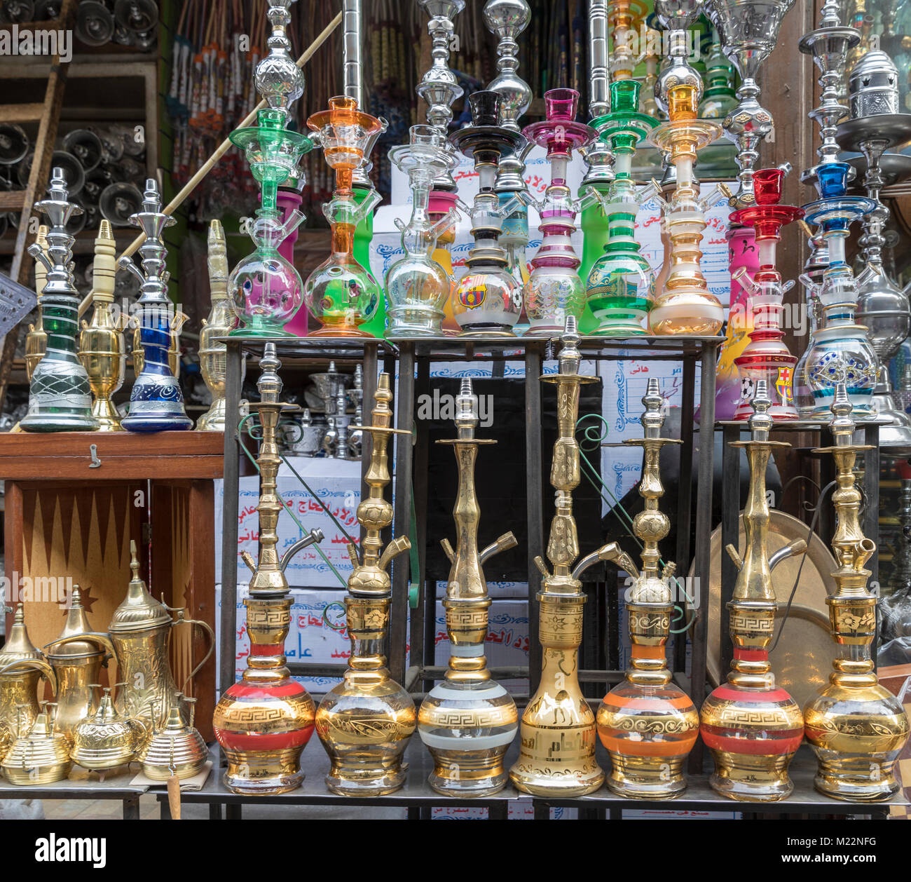 Vetro e ottone hookahs in vendita nei souk al Cairo, Egitto Foto Stock