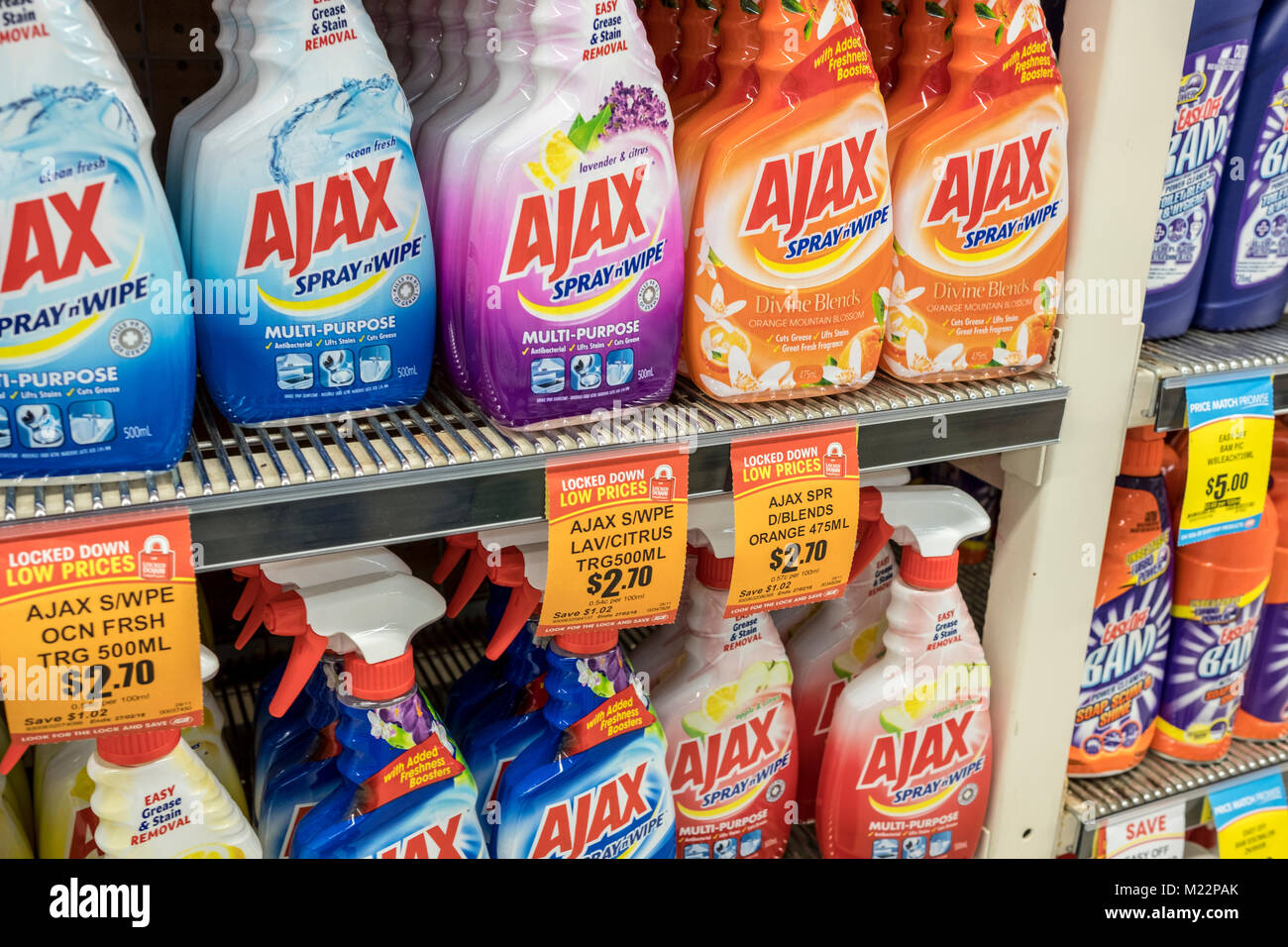 Salvietta AJAX e liquido detergente multiuso in vendita in un supermercato australiano Foto Stock