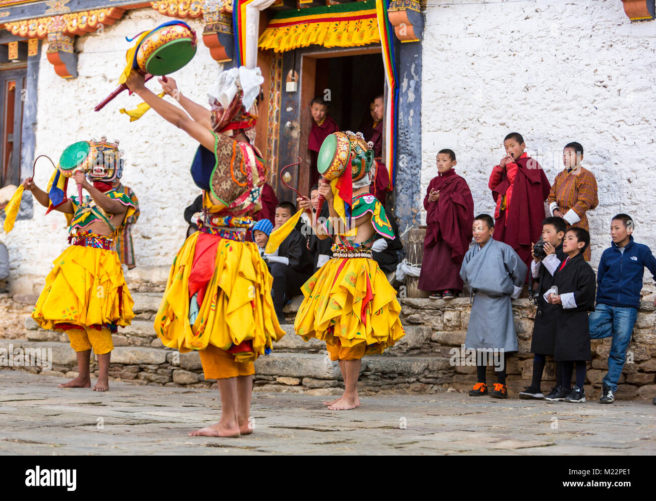 Prakhar Lhakhang, Bumthang, Bhutan. I monaci buddisti con tamburi indossare maschere di divinità mitologiche mentre si esegue una danza nel Duechoed Religiou Foto Stock