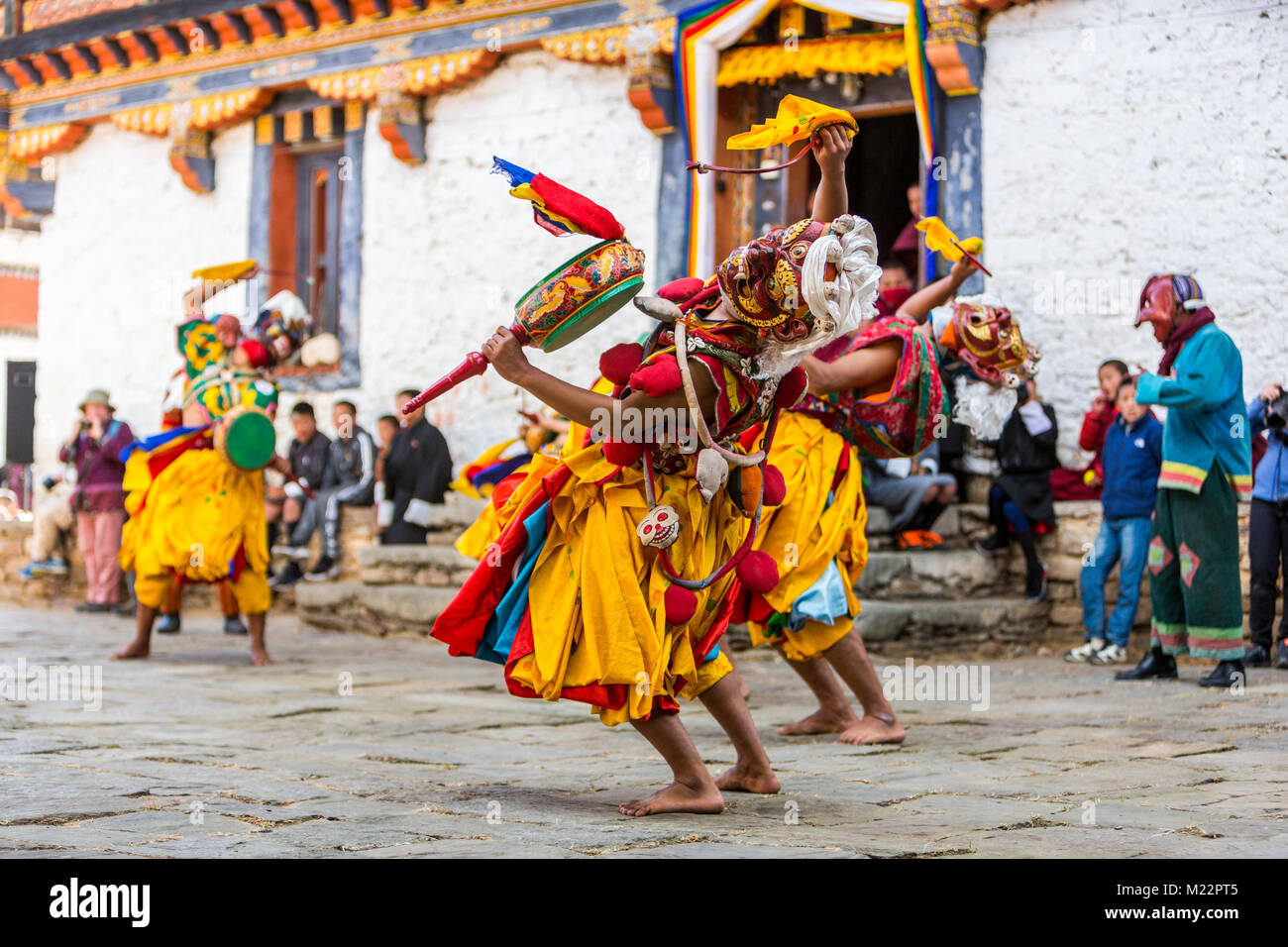 Prakhar Lhakhang, Bumthang, Bhutan. I monaci buddisti che indossano maschere di divinità mitologiche mentre si esegue una danza nel Duechoed Festival religioso Foto Stock