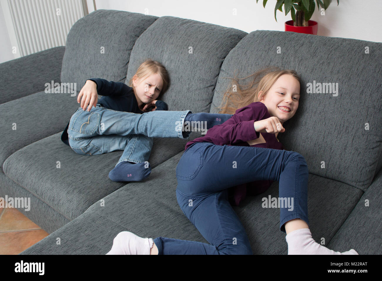 7-anno-vecchia ragazza passi nella parte posteriore della sua 9-anno-vecchia sorella Foto Stock