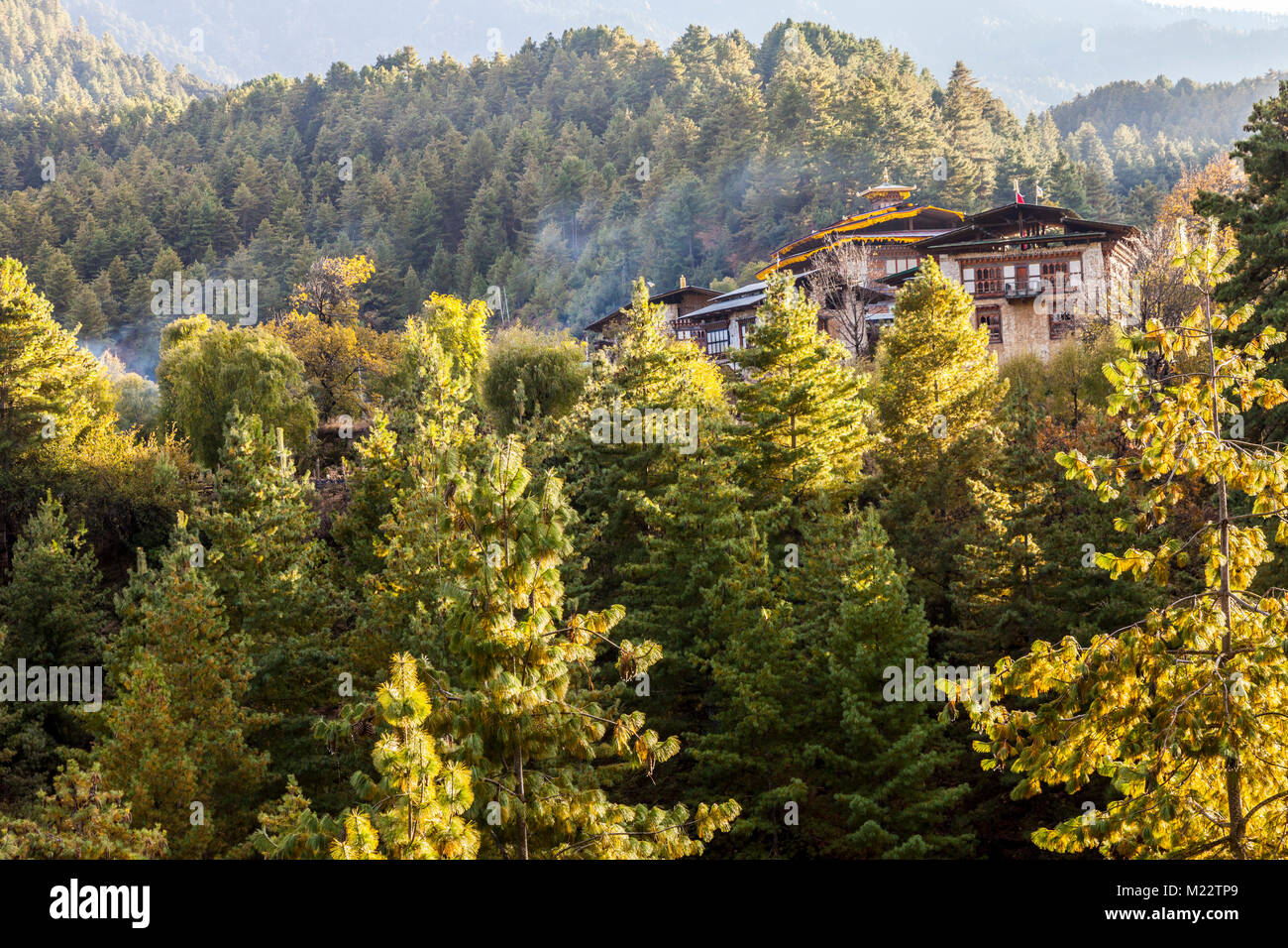 Prakhar (Lhakhang tempio, monastero), foreste di montagna, Chumey Valley, Bumthang, Bhutan. Foto Stock