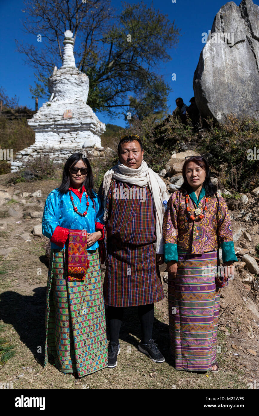 Prakhar Lhakhang, Bumthang, Bhutan. Uomo bhutanesi indossando il tradizionale Gho e donne in abito tradizionale. Foto Stock