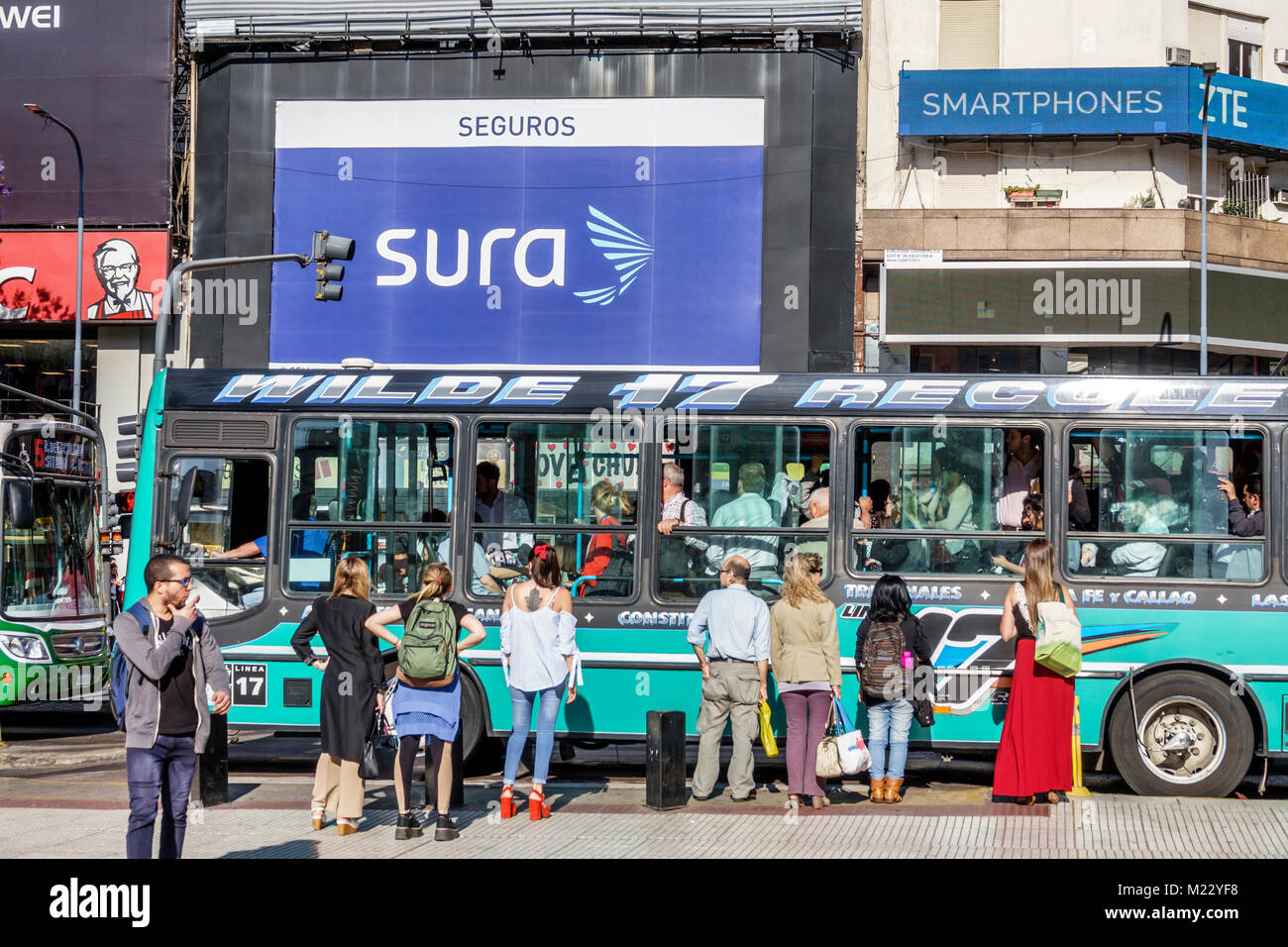 Buenos Aires Argentina,Avenida 9 de Julio,Avenida 9 luglio 9, strada principale, edifici, corsia dedicata autobus, annunci, cartelloni, pedonale, ispanico, argentini argentini Foto Stock