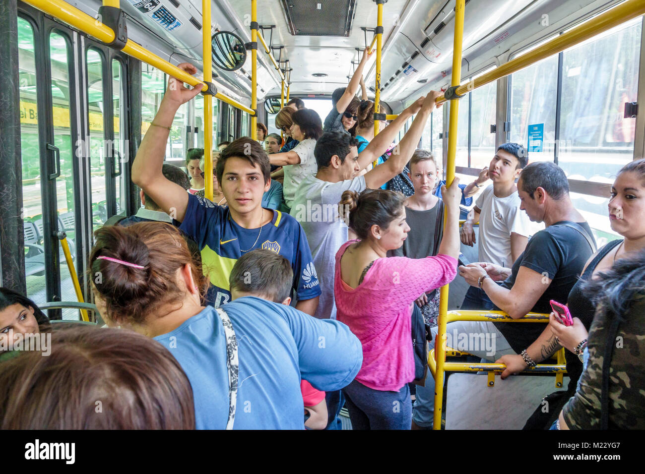 Buenos Aires Argentina,bus,passeggeri passeggeri cavalieri, affollato,in piedi,uomo uomini maschio,donna donna donne,ispanico,argentino argentino argentino argentino Foto Stock
