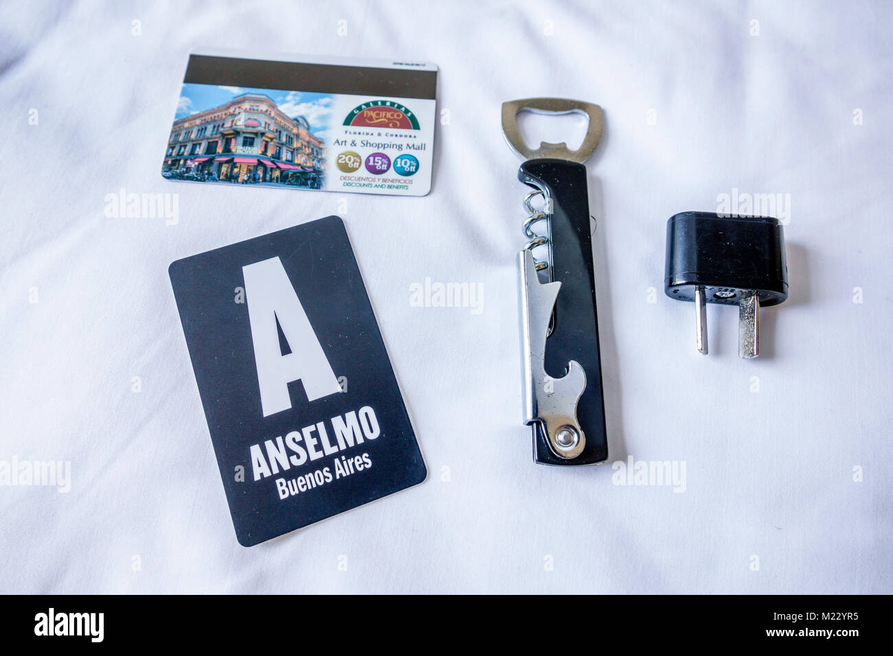 Buenos Aires Argentina, San Telmo, Almacen Anselmo Curio Collection by Hilton, hotel, convenienza per gli ospiti, cavatappi, adattatore presa elettrica internazionale Foto Stock