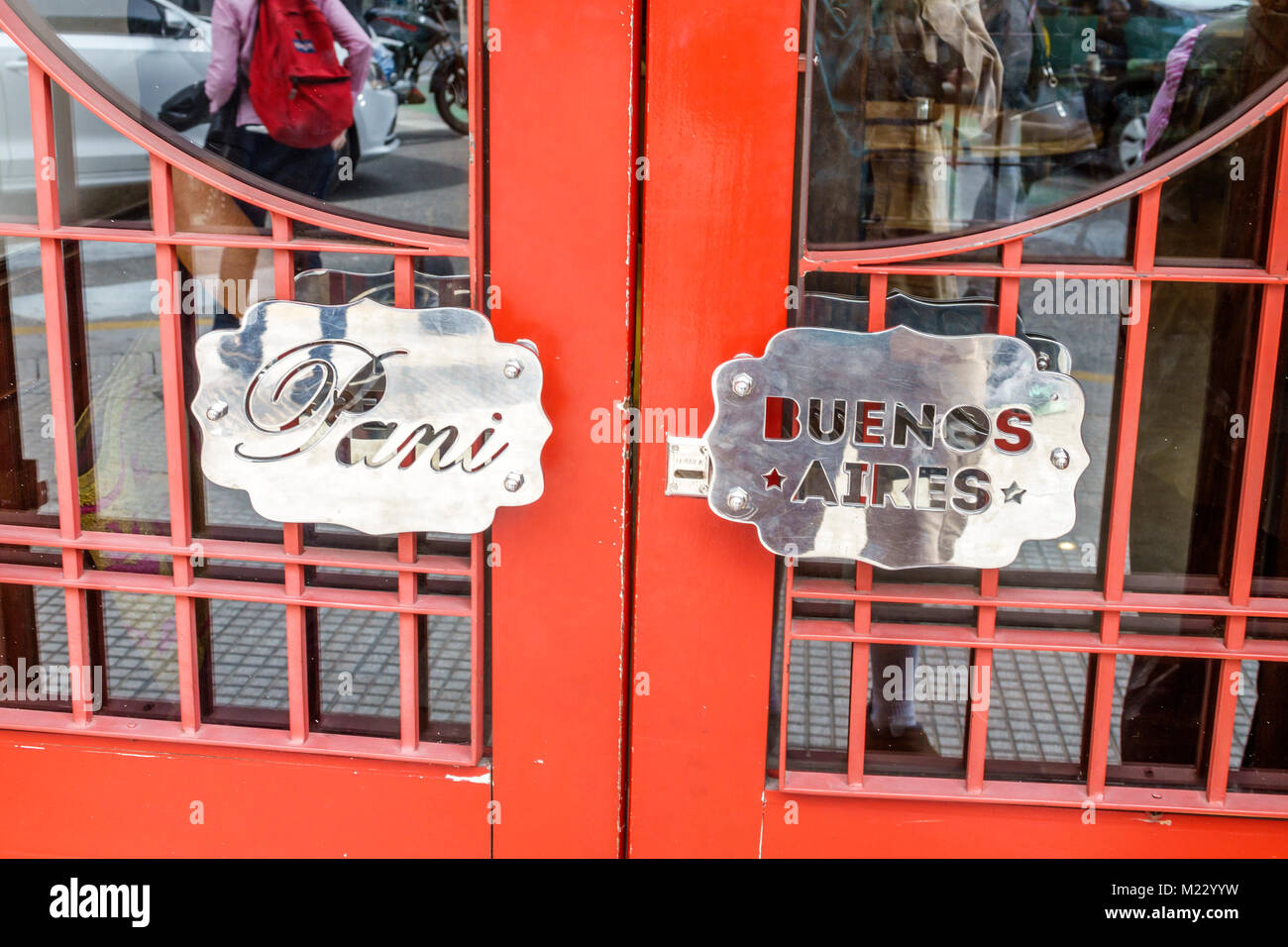 Buenos Aires Argentina, Galerias Pacifico centro commerciale, Pani, ristorante ristoranti cibo caffè ristorazione, porta d'ingresso, maniglione in metallo fantasia, vetro riflessione, Arg Foto Stock
