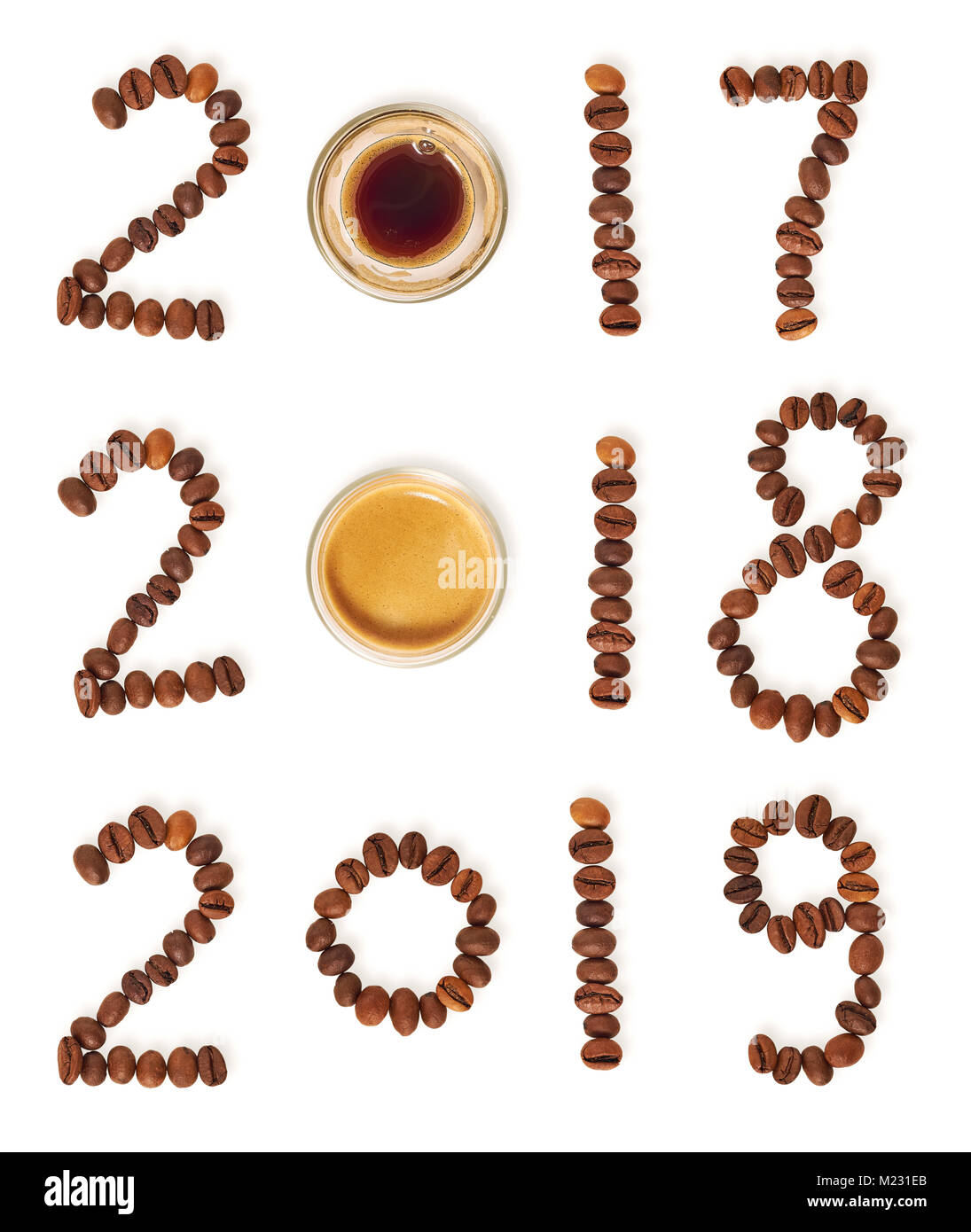 Date in fatto di chicchi di caffè con un bicchiere di caffè espresso. Anni 2017, 2018 e 2019 Foto Stock
