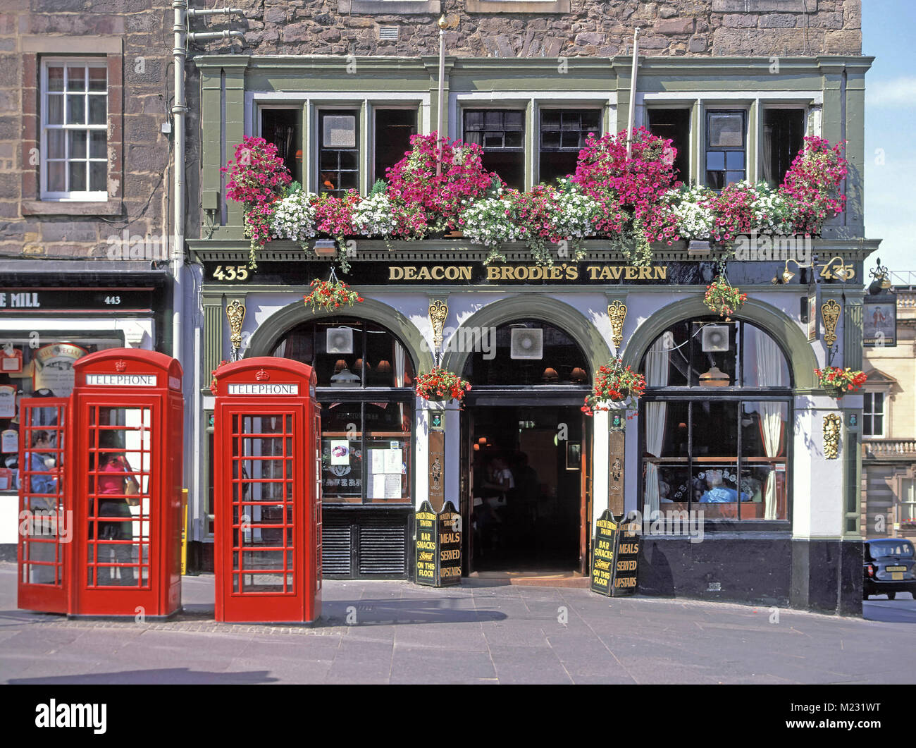 Deacon Brodies Tavern Royal Mile Edinburgh Regno Unito parte di Nicholson la marca del British Pub chiamato dopo il famigerato William Brodie chi è stato impiccato nel 1788 Foto Stock