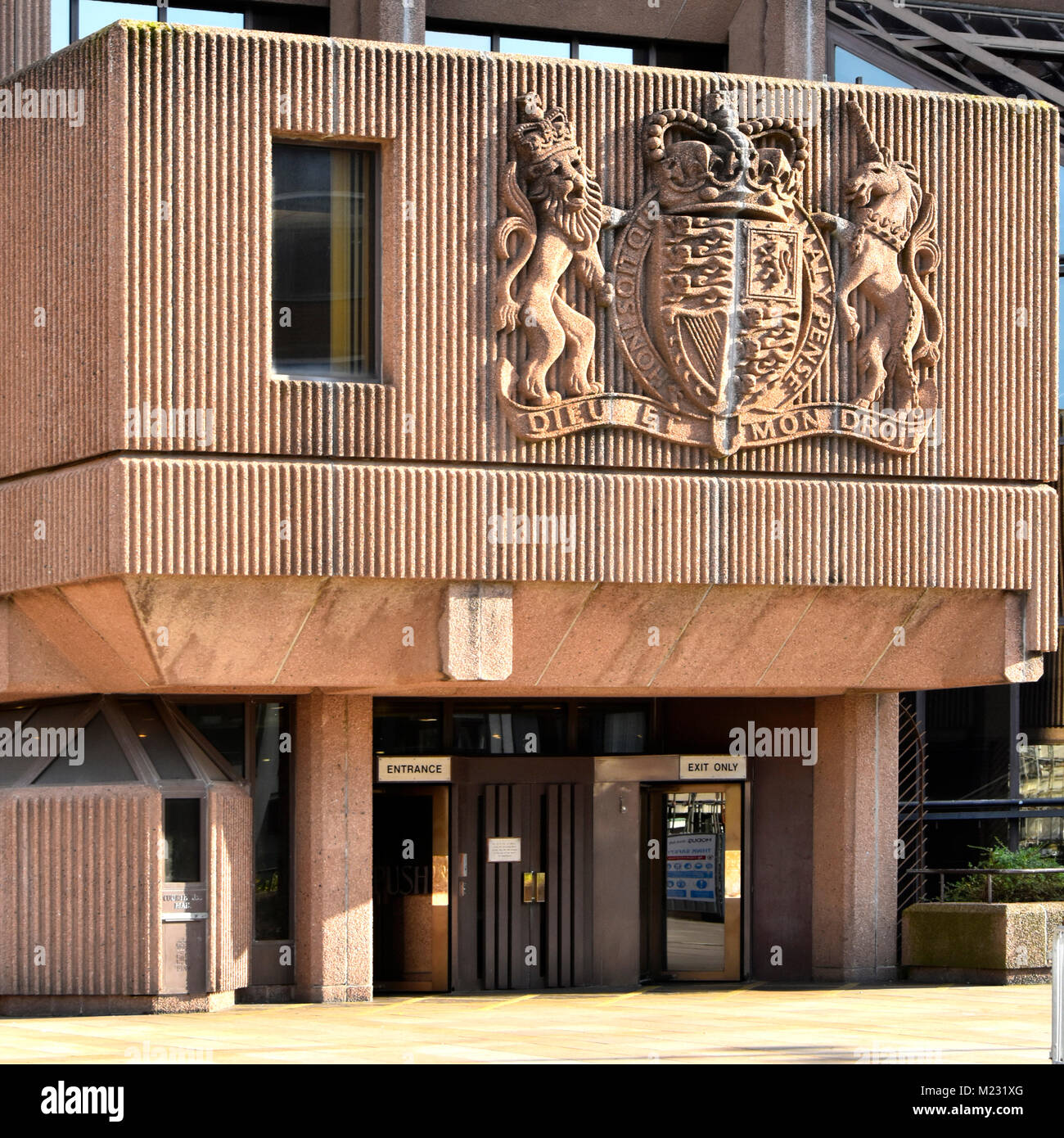 Liverpool Queen Elizabeth II Tribunali include City Crown Court, Distretto Probate Registry & Liverpool corte della Gioventù, stemma reale Inghilterra REGNO UNITO Foto Stock