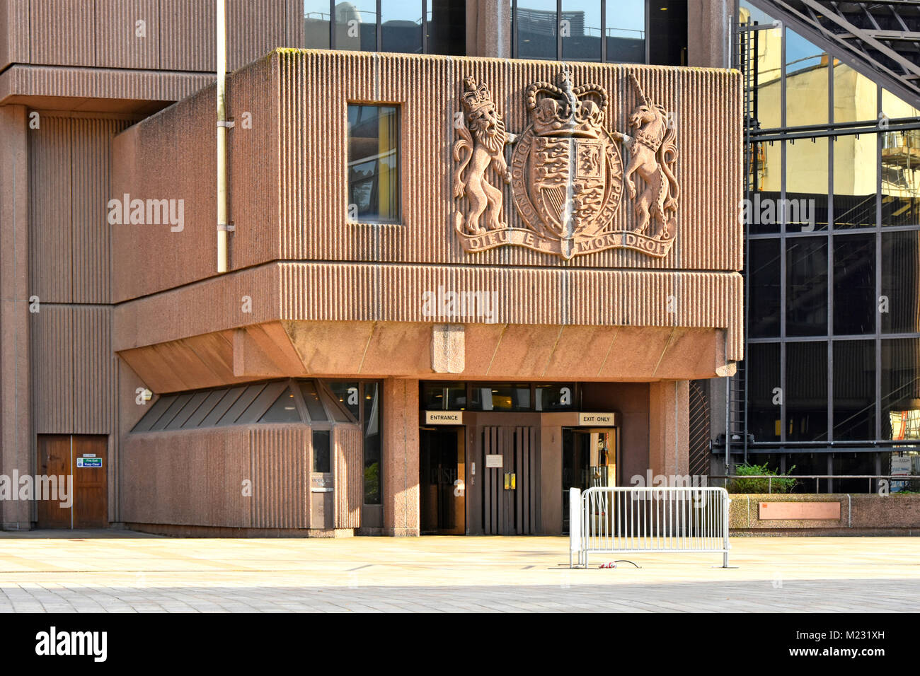 Liverpool Queen Elizabeth II Tribunali include City Crown Court, Distretto Probate Registry & Liverpool corte della Gioventù, stemma reale Inghilterra REGNO UNITO Foto Stock