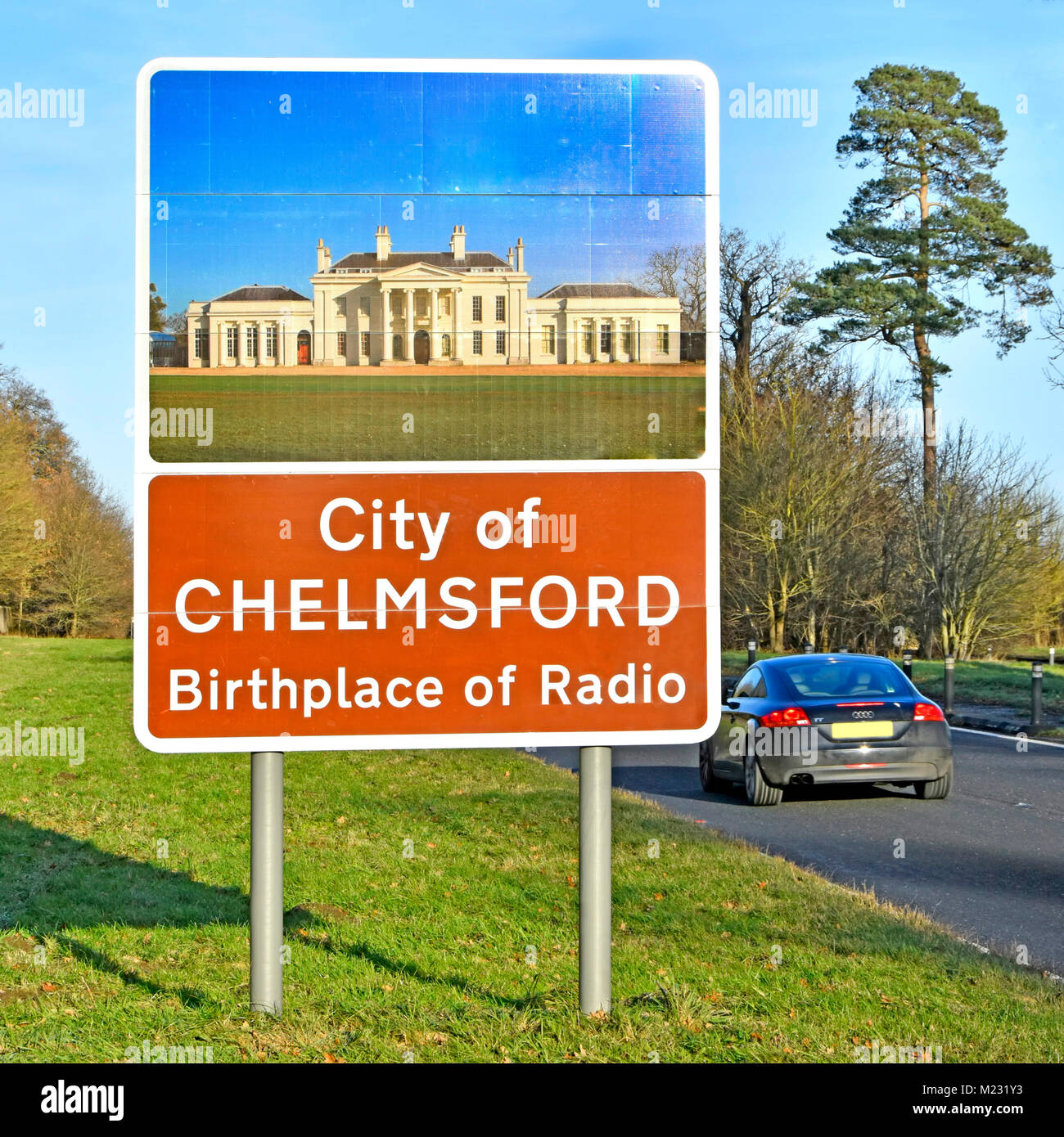 Cartello stradale per la città di Chelmsford, Luogo di nascita di Radio (Marconi) con l'immagine del centro storico di Hylands House sulla periferia di questa contea di Essex città REGNO UNITO Foto Stock