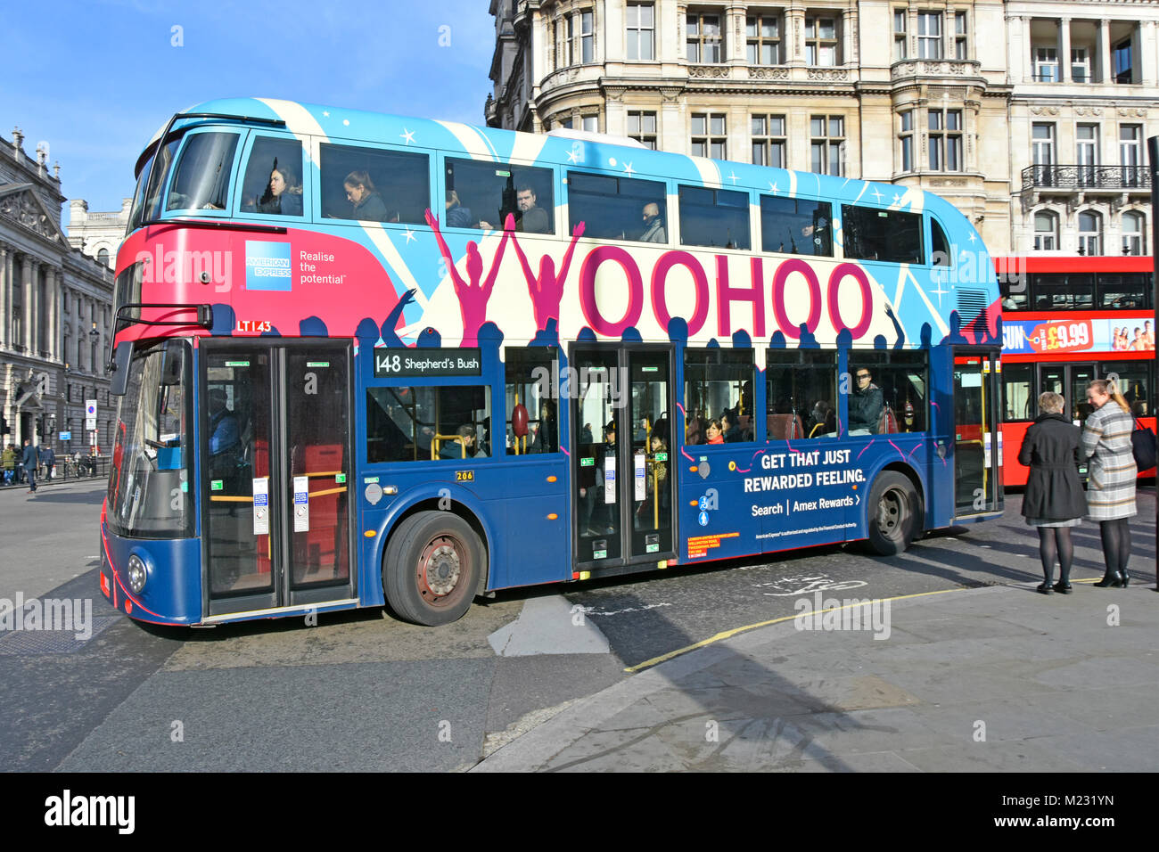 Nuovo Routemaster London bus route 148 pubblicità lungo un lato di promozione per American Express Amex ricompense in piazza del Parlamento Londra Inghilterra REGNO UNITO Foto Stock