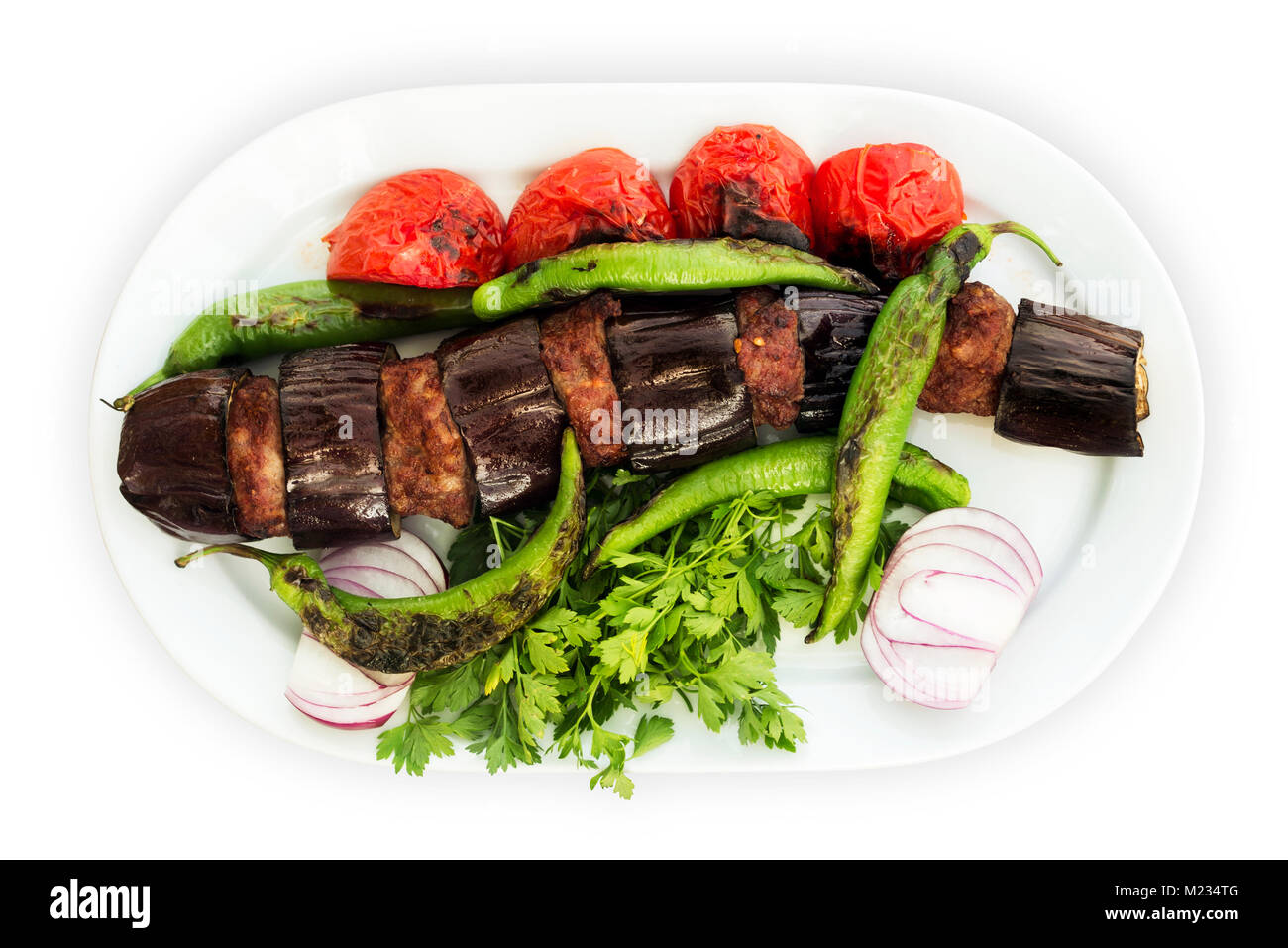 Le melanzane kebab in turco Patlican Kebap, su sfondo bianco e la piastra bianca. Foto Stock