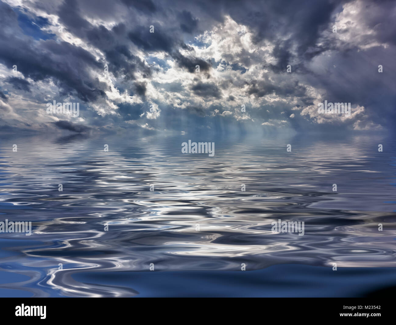 Backgrond immagine del cielo tempestoso su una calma e oceano riflettente Foto Stock